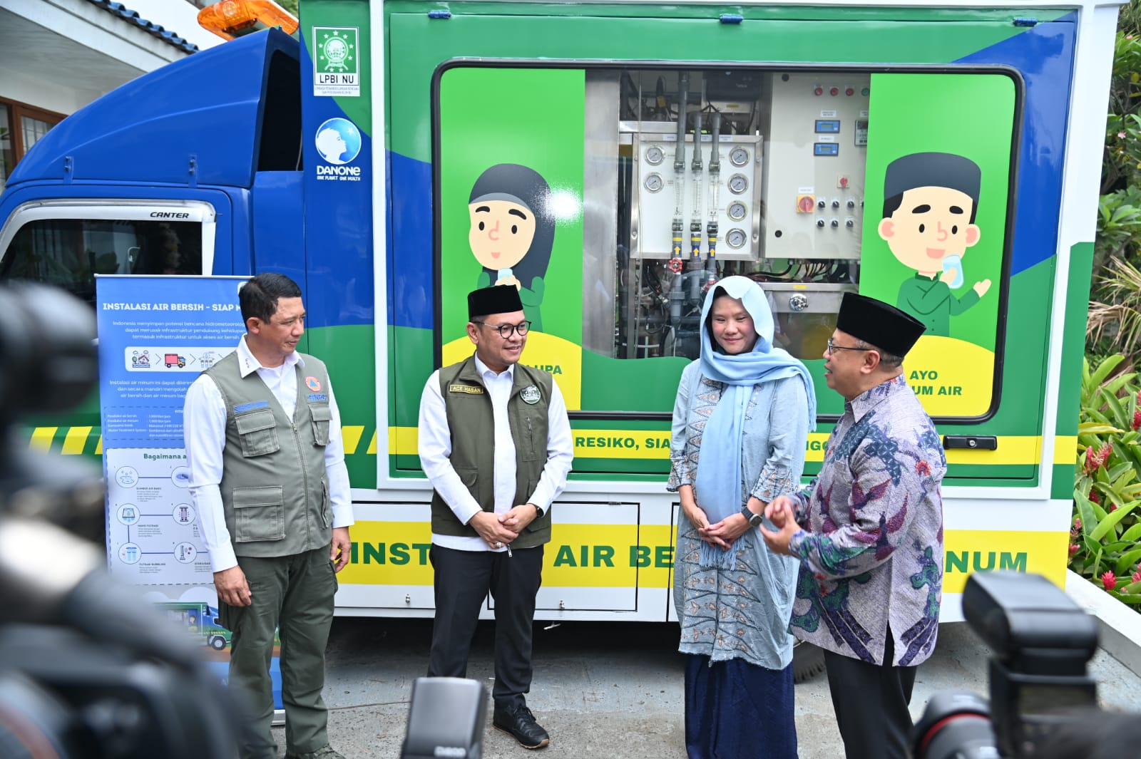 Kepala BNPB Letjen TNI Suharyanto (pertama dari kiri) saat menghadiri Rapat Koordinasi Nasional Lembaga Penanggulangan Bencana dan Perubahan Iklim Nahdlatul Ulama (LPBI NU) yang dihelat di Pondok Pesantren Alhamidiah, Depok, Jawa Barat pada Sabtu (3/6). 